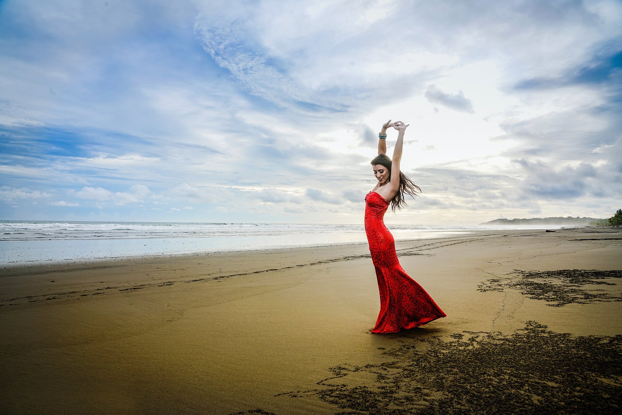 Пляшущие моря. Танцы на берегу моря. Танцующая девушка. Девушка на берегу моря. Девушка танцует на берегу.