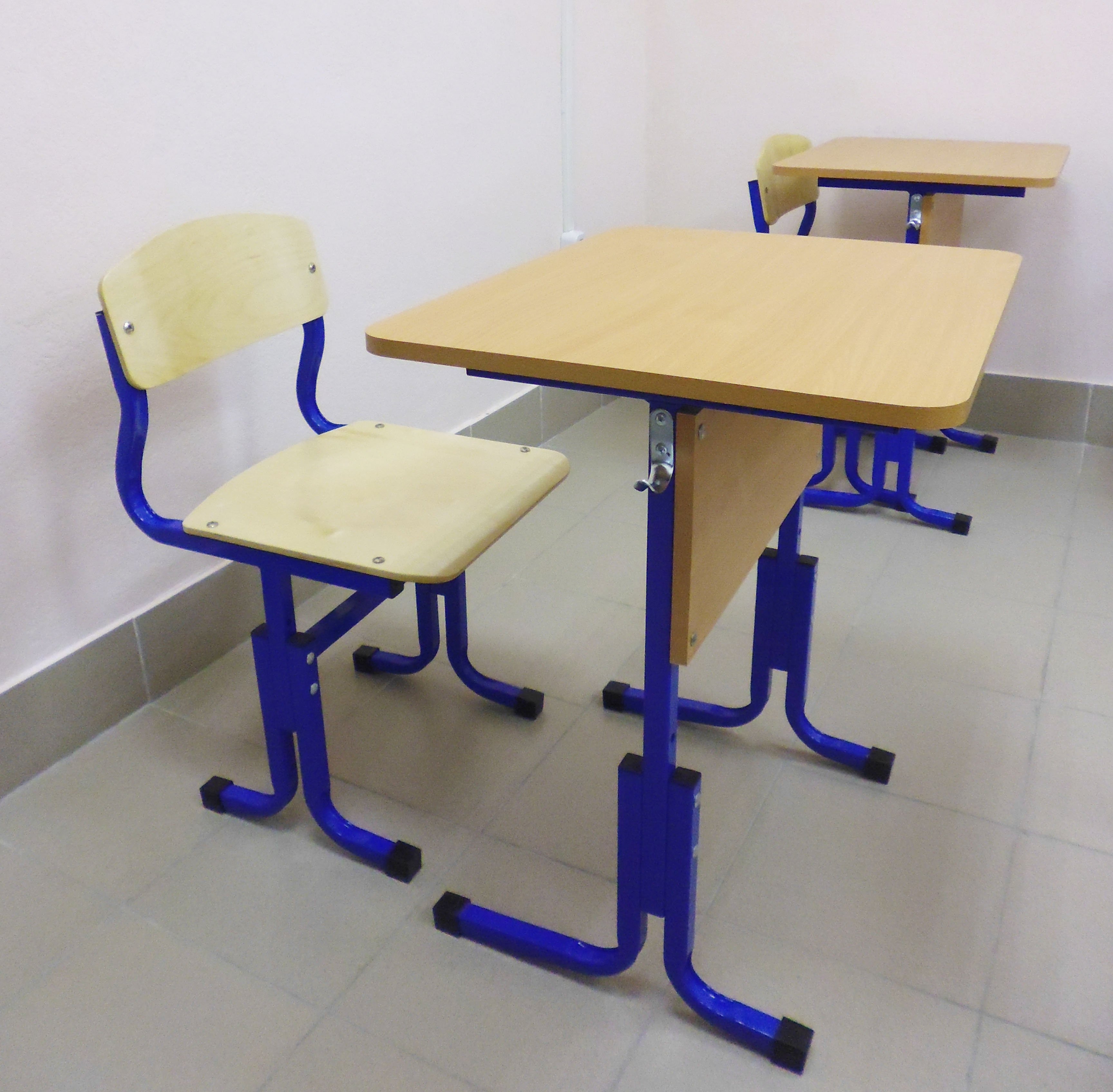 Парты в 1 классе б. Школьная мебель stulya. Парты для начальной школы. Школьная парта в школе. Современные школьные парты.