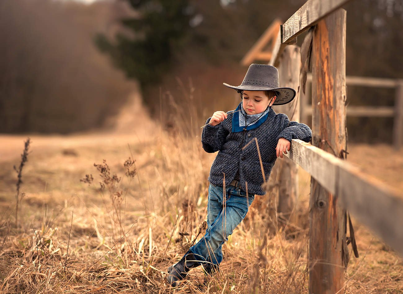 Мальчик пародирует. Ковбой. Ребенок в ковбойской шляпе. Фотосессия в ковбойском стиле для детей. Фотосессия для мальчика.