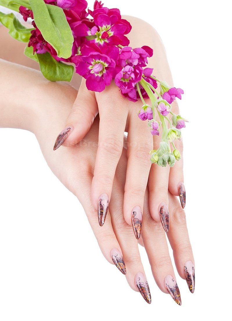 Ухоженные руки с цветами