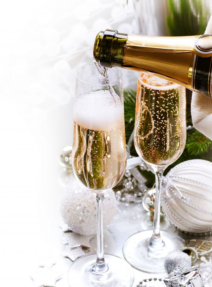 Новогодние бокалы с шампанским