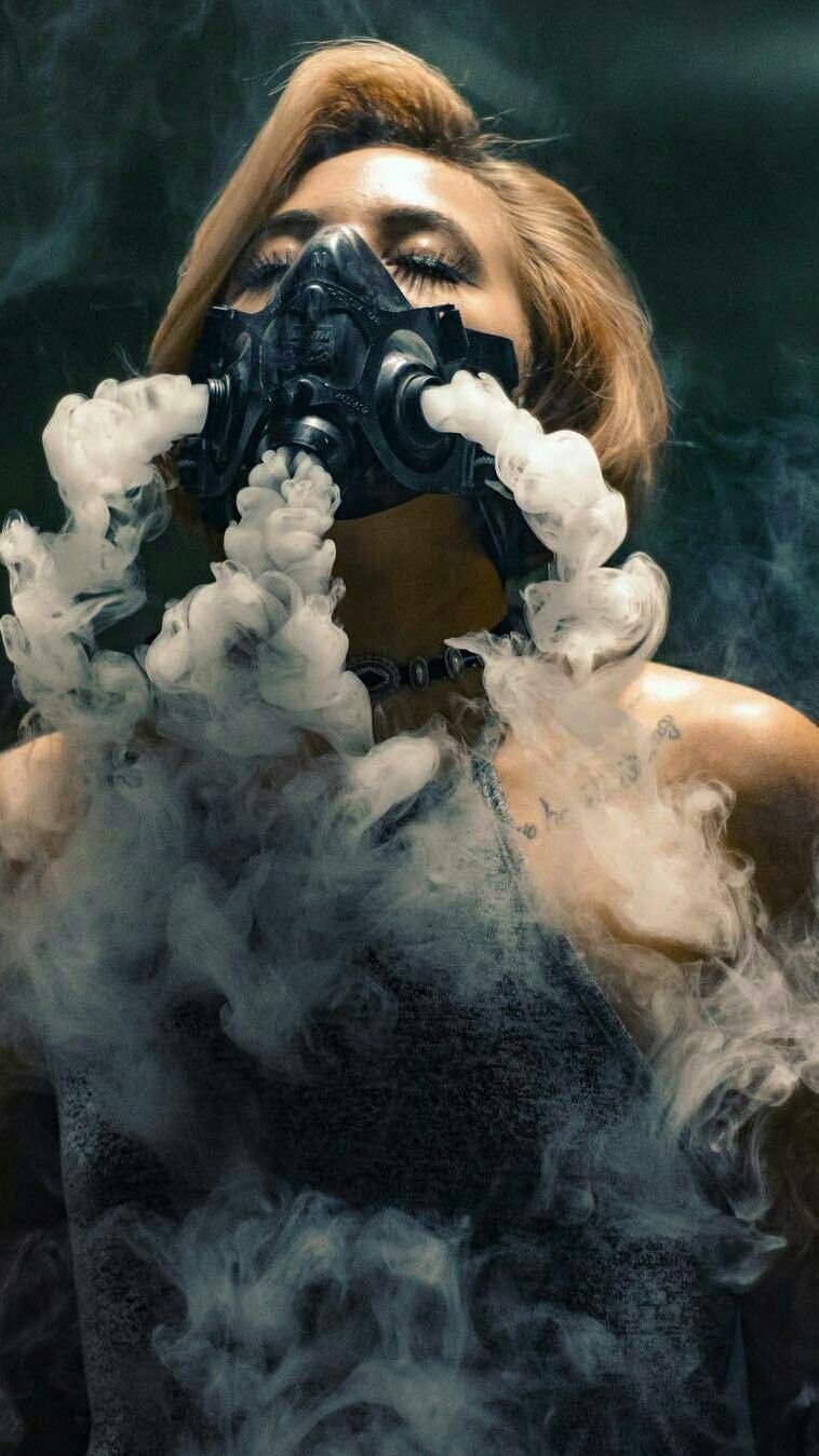 Девушка в противогазе дым