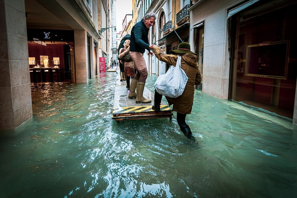 Залил улицу водой. Площадь Сан Марко в Венеции затопило. Наводнение на площади Сан Марко. Потоп в Венеции 2019. Венеция 2020 потоп.