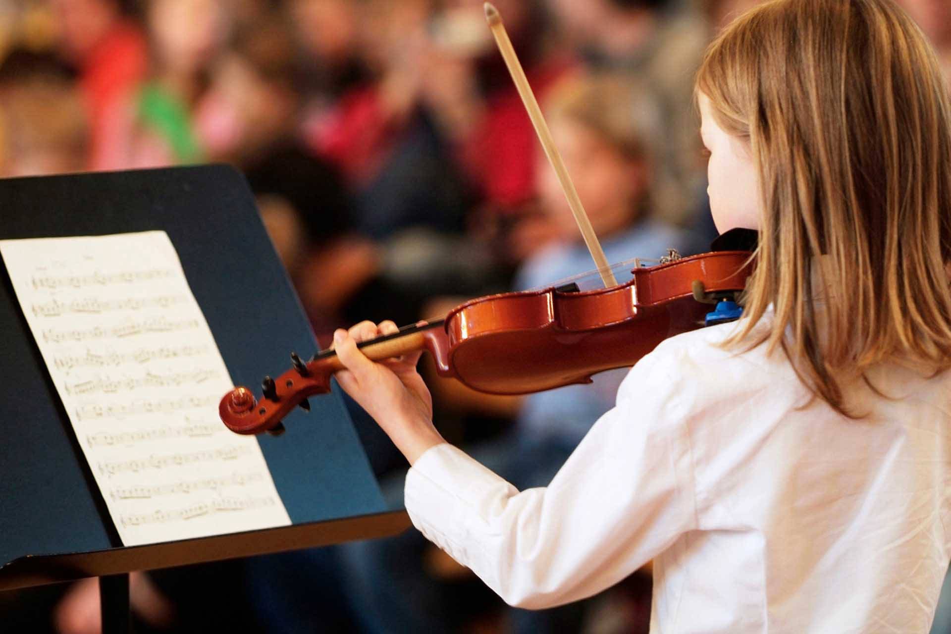 Можно ли научиться на скрипке. Урок в музыкальной школе. Талантливые дети музыканты. Дети в музыкальной школе. Музыкальные инструменты для детей.