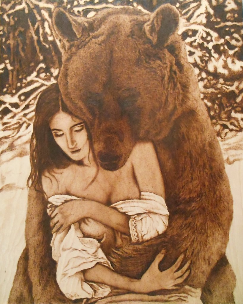 Девушка в объятиях медведя