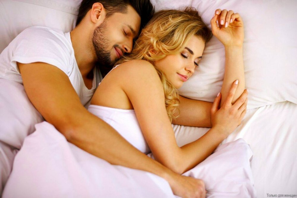 Мужчина и женщина в обнимку в кровати