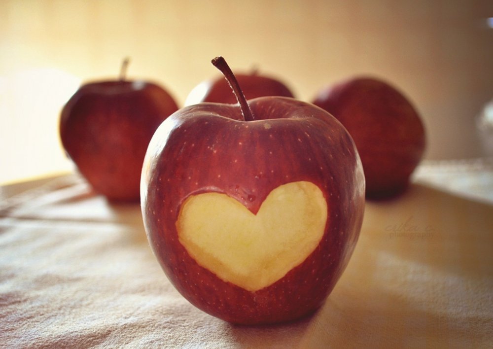 Яблоко с сердечком