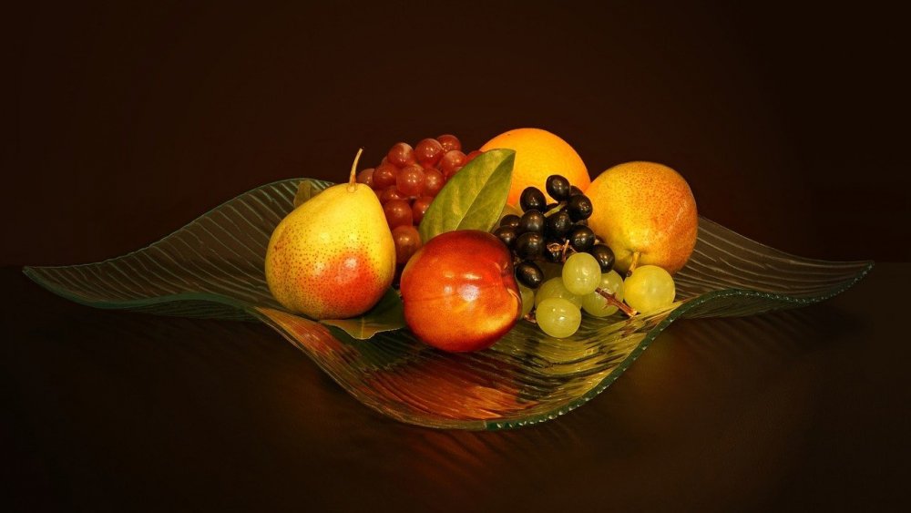 Стеклянная ваза с фруктами