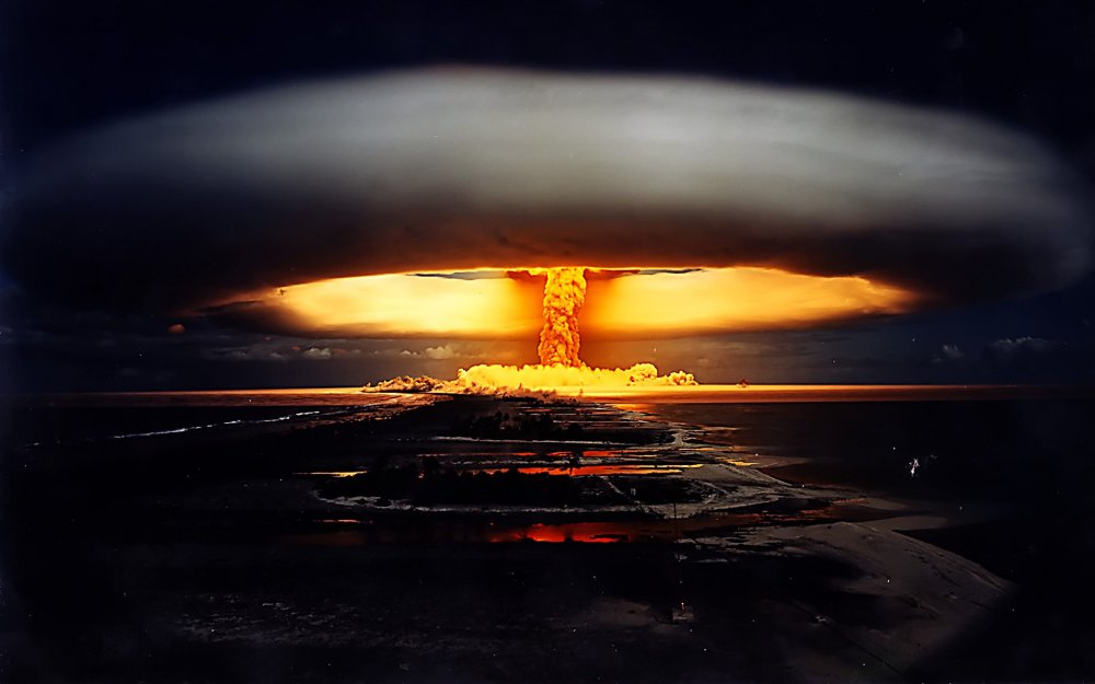 Черепа на фоне ядерного взрыва