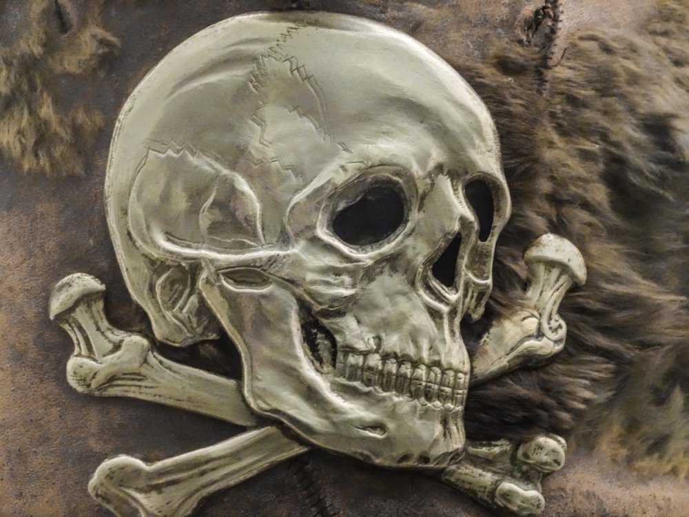 Две кости и белый череп