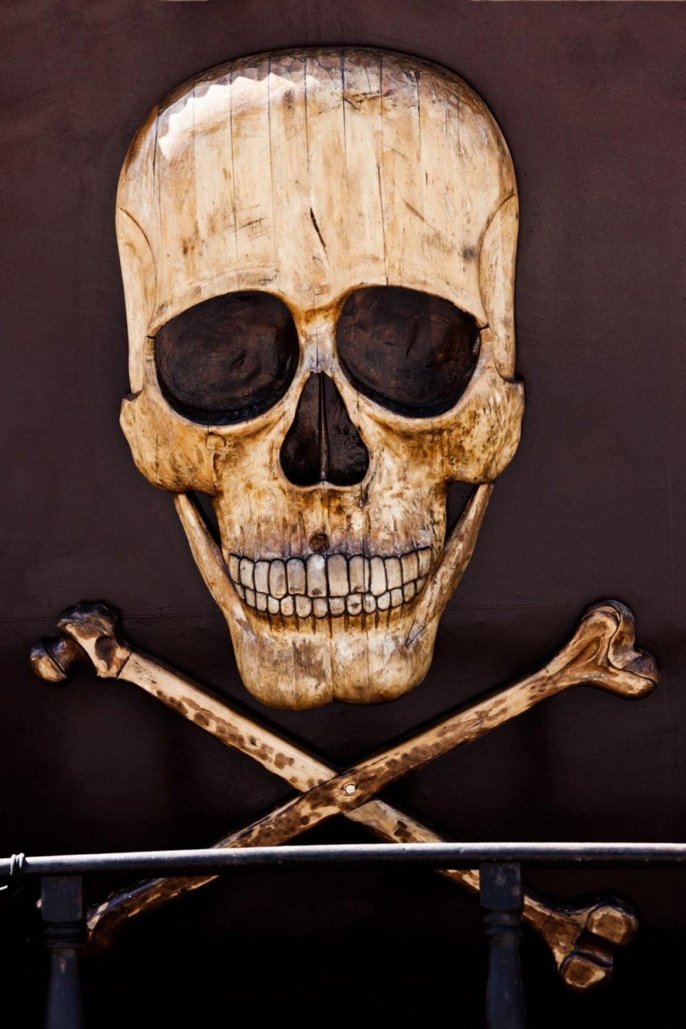 Татуировка пиратский череп и скрещенные кости