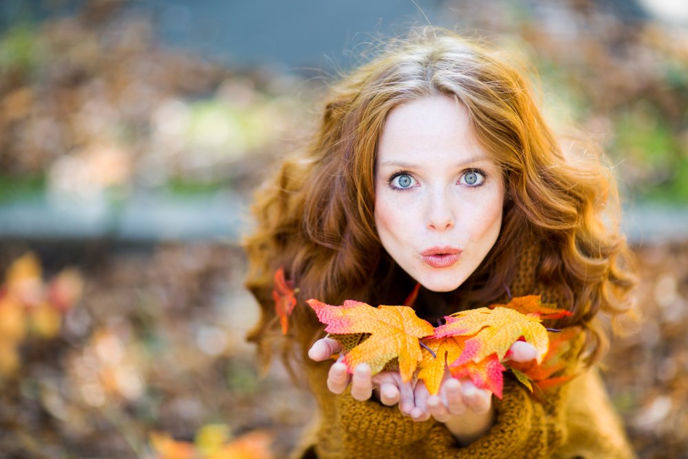 Девушка с листьями осень