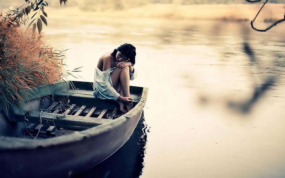 Одинокий человек в лодке