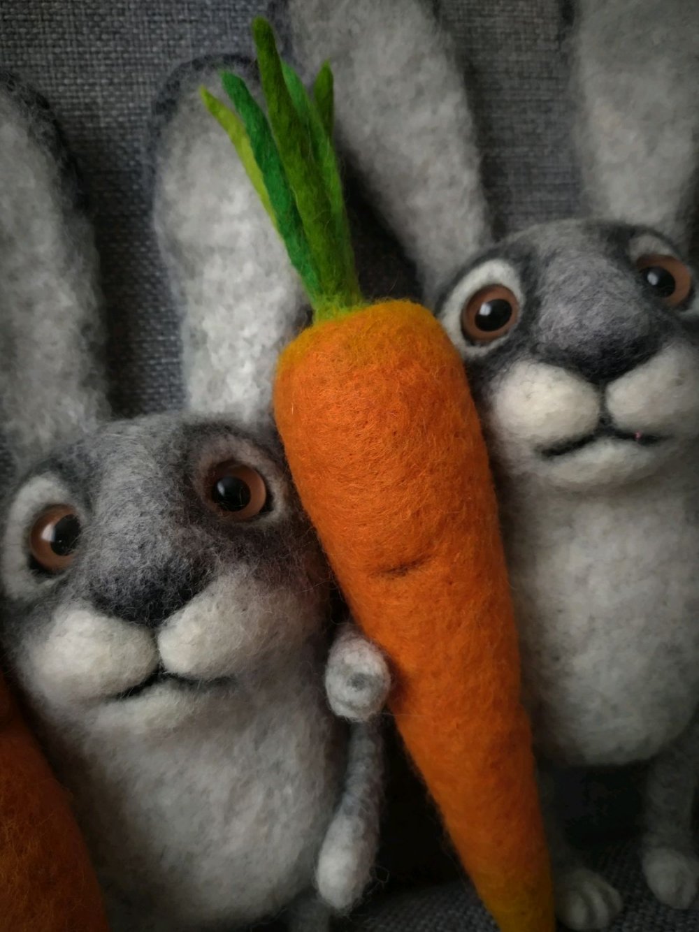 Кролик с морковкой