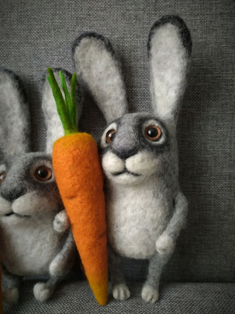 Заяц держит морковку