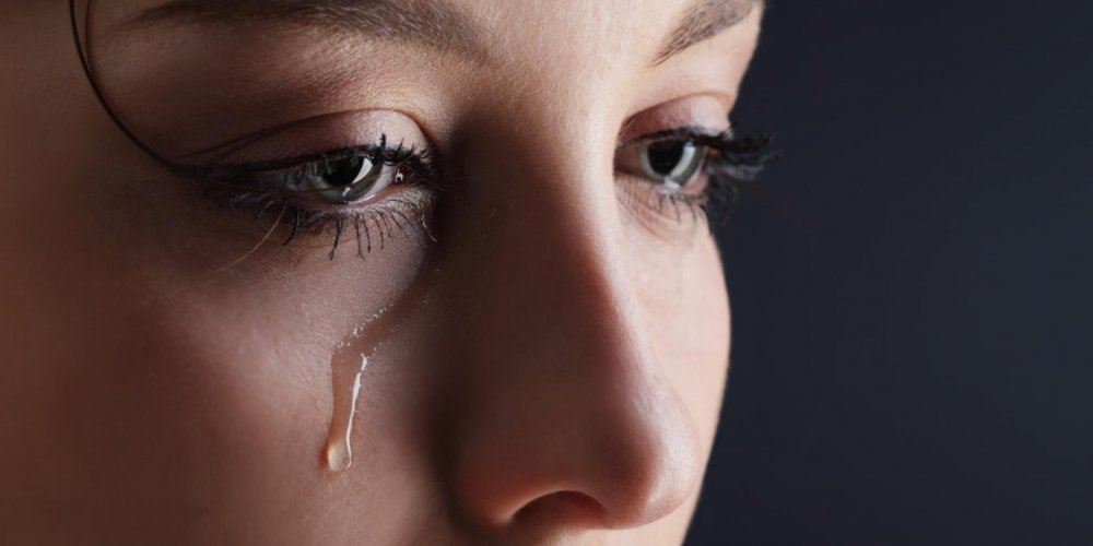 Девушка плачет