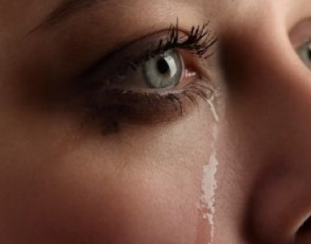Девушка со слезой на щеке