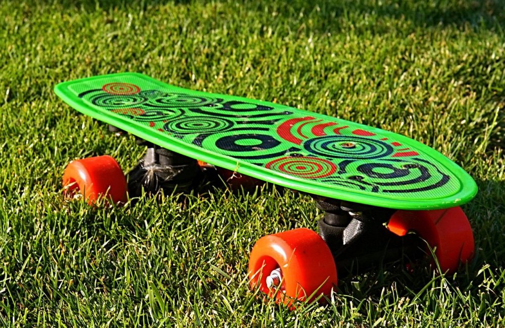 Скейтборд на траве