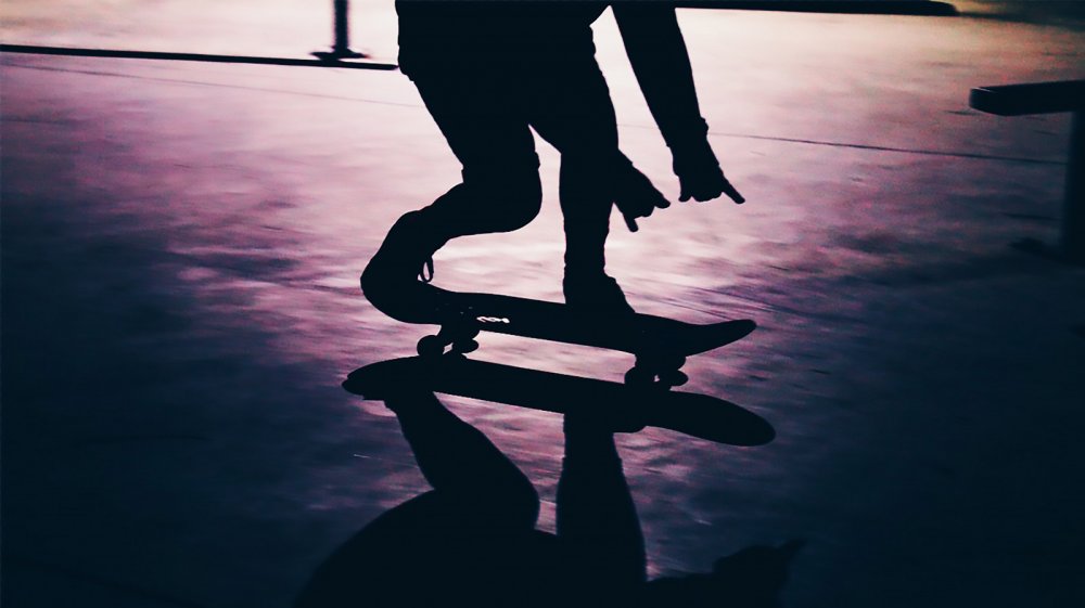 Скейтер на фоне заката