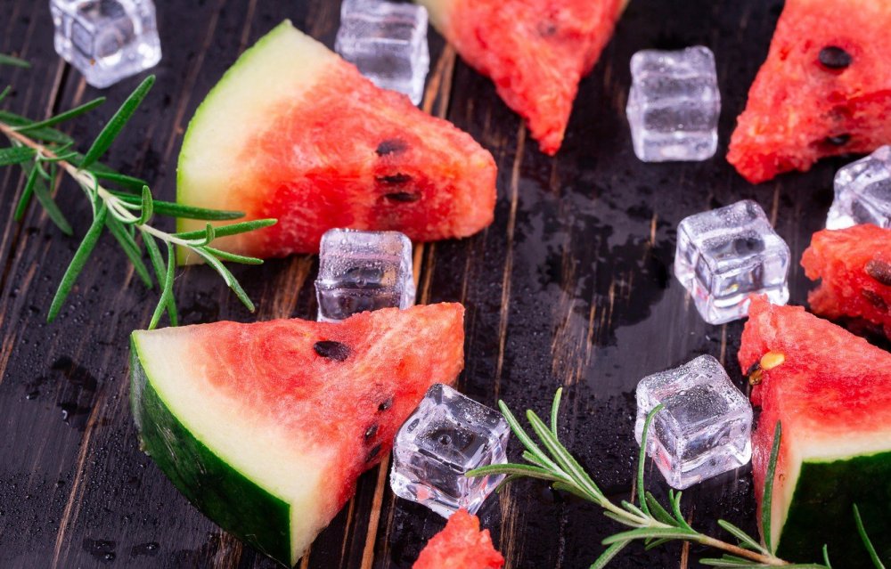 Кубики льда с фруктами