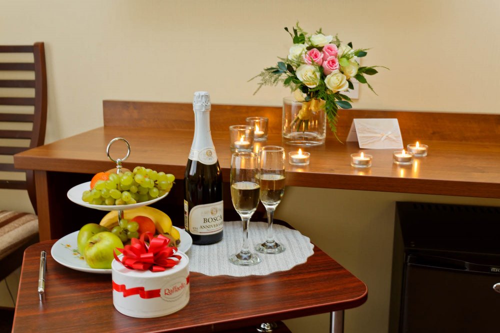Столик с шампанским и фруктами