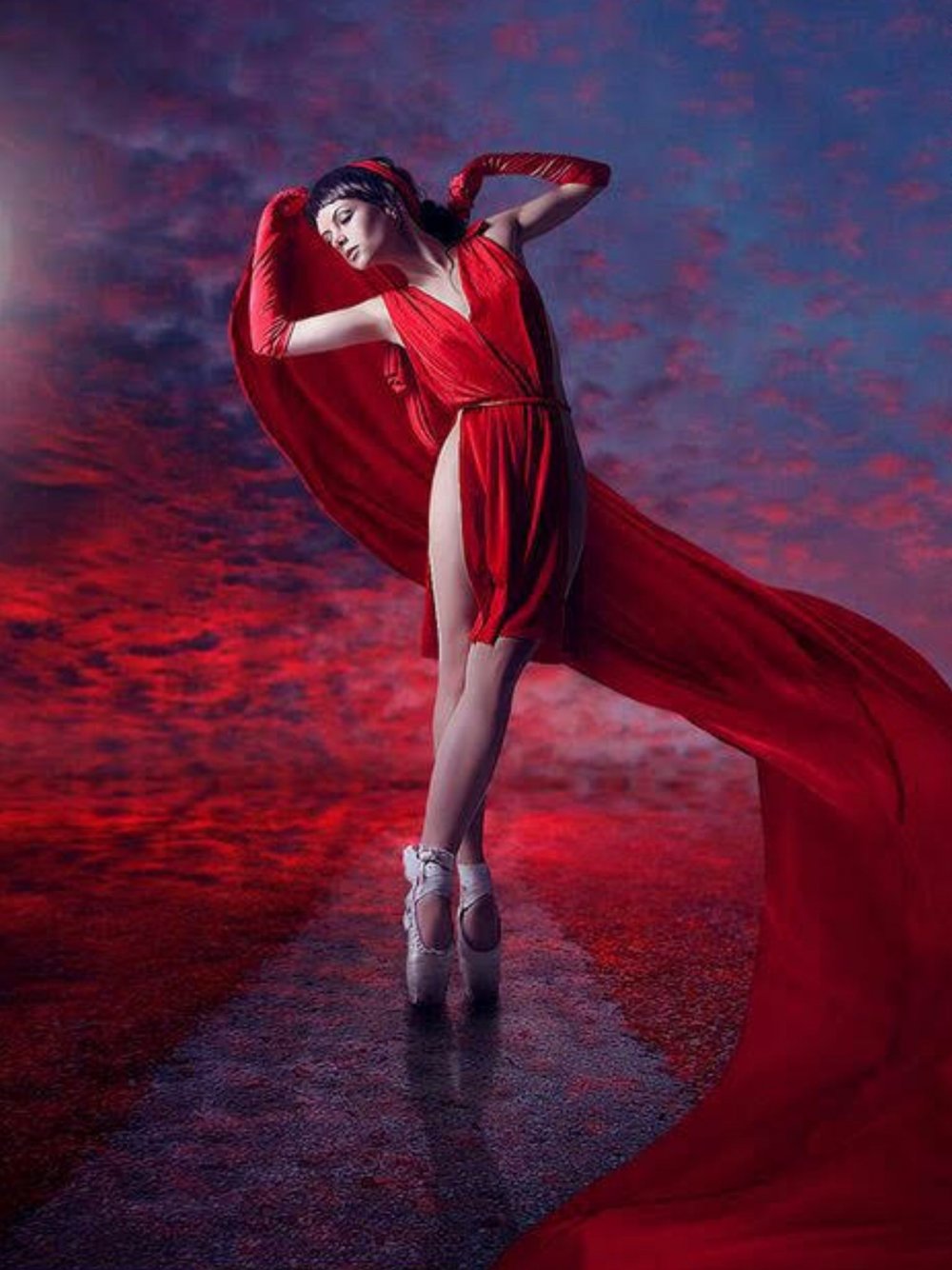 Танцующая девушка в Красном