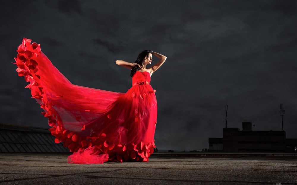 Эмма Стоун в Красном платье фламенко