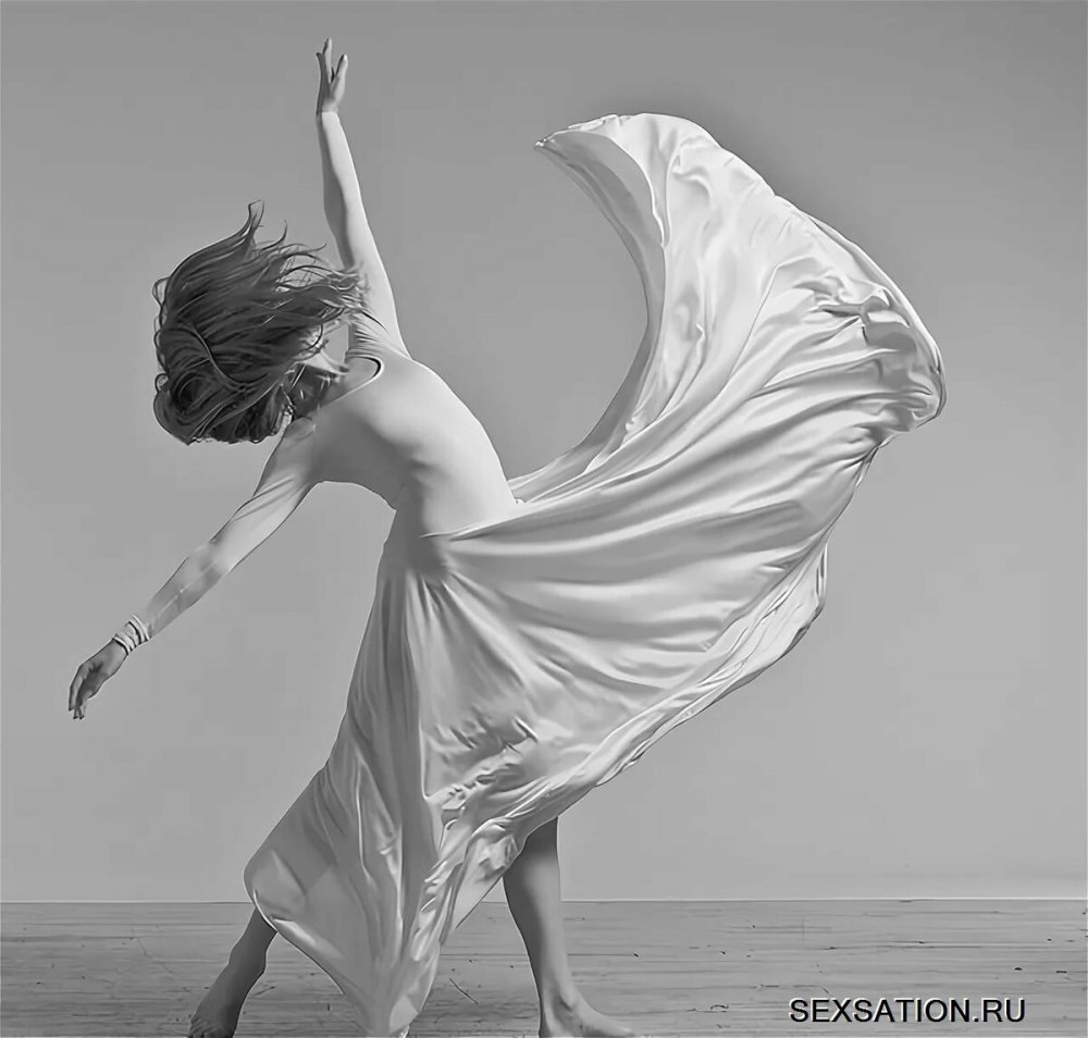 Девушка танцует в длинном платье