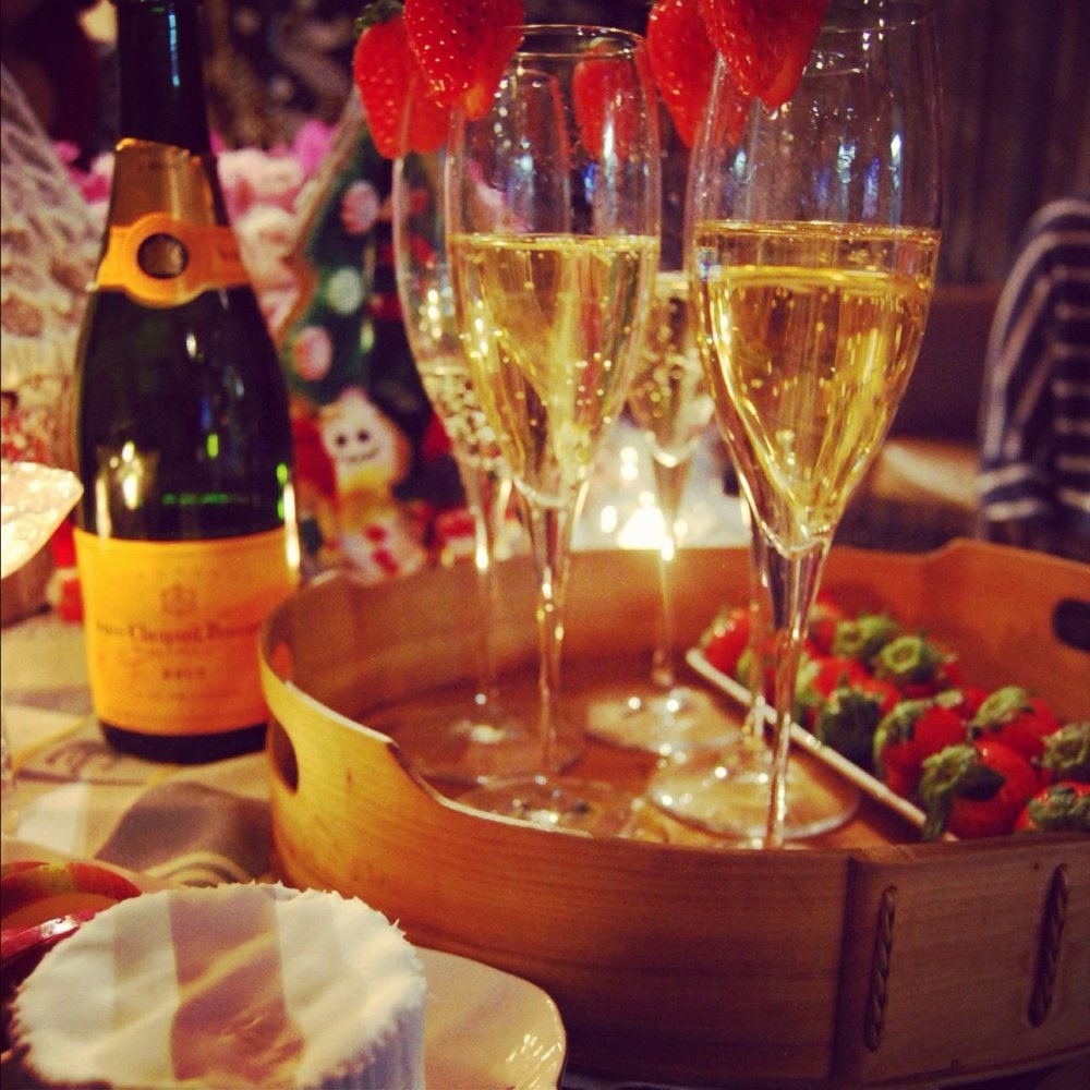 Праздничный стол с шампанским