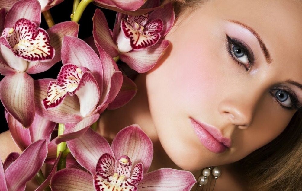 Красивая девушка с орхидеей