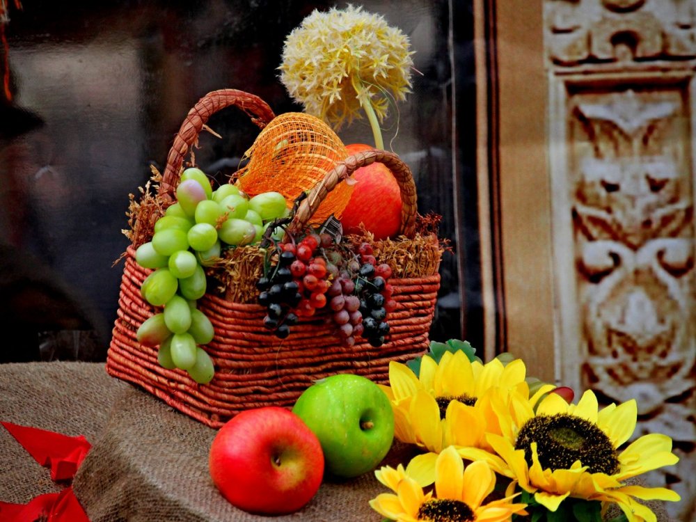 Осенние цветы с фруктами овощами