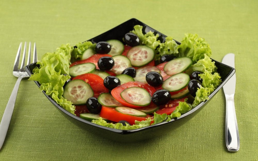 Тарелка с салатом