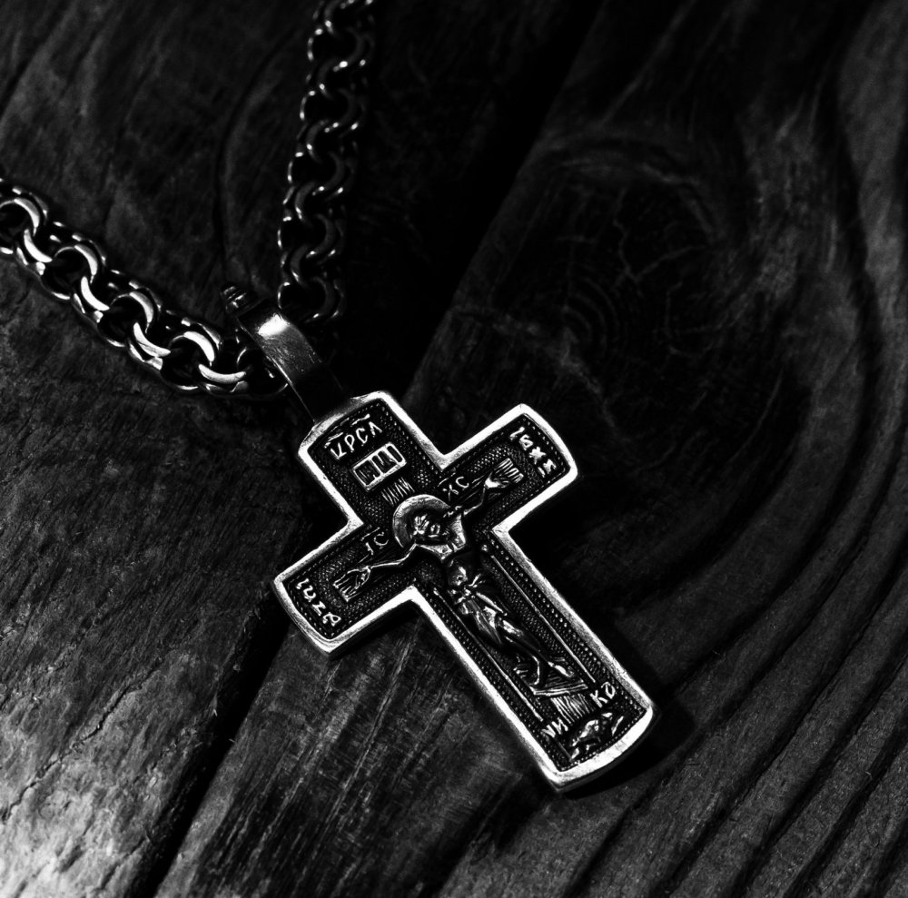 Крест на черном фоне