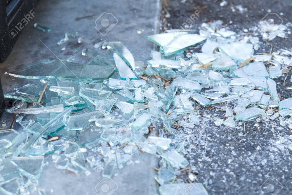 Разбитое стекло на полу