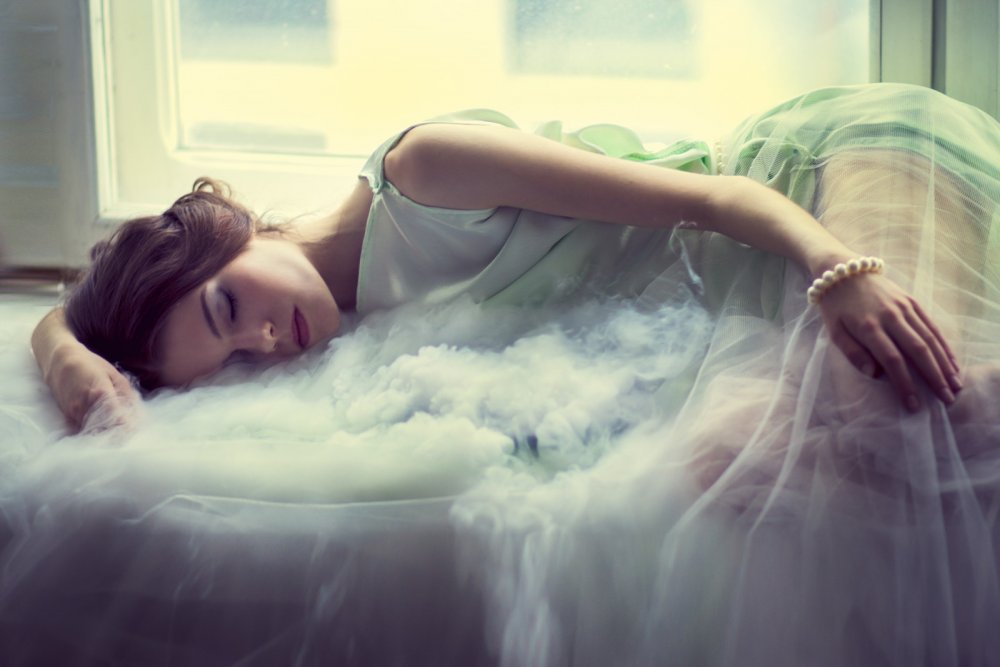 Девушка спит в кровати без лица
