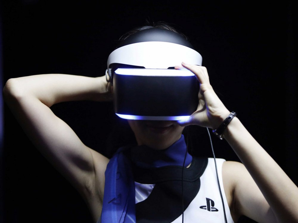 Sony PLAYSTATION VR девушка