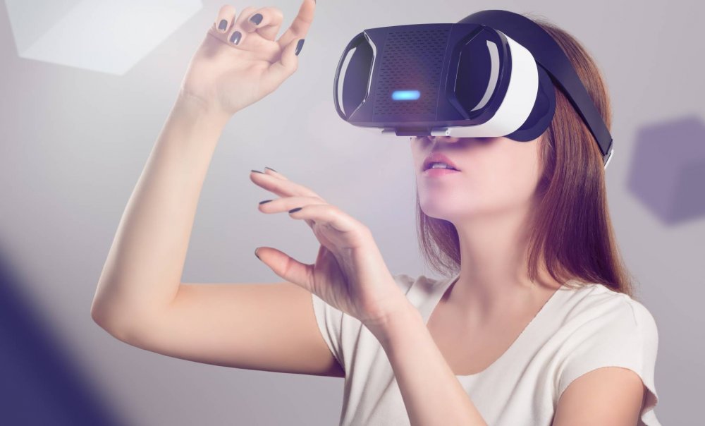 Девушка в шлеме виртуальной реальности