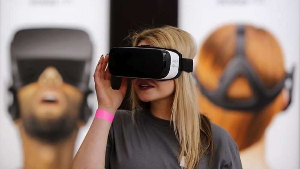 Очки виртуальной реальности на человеке