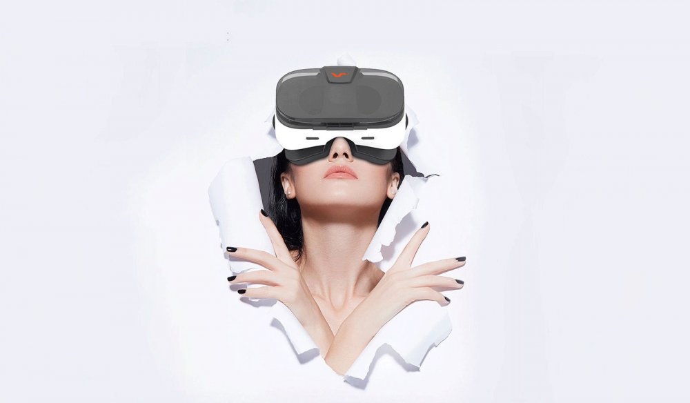 Девушка в шлеме виртуальной реальности