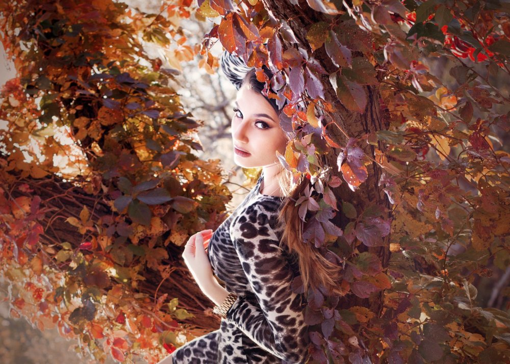Девушка в осенней листве