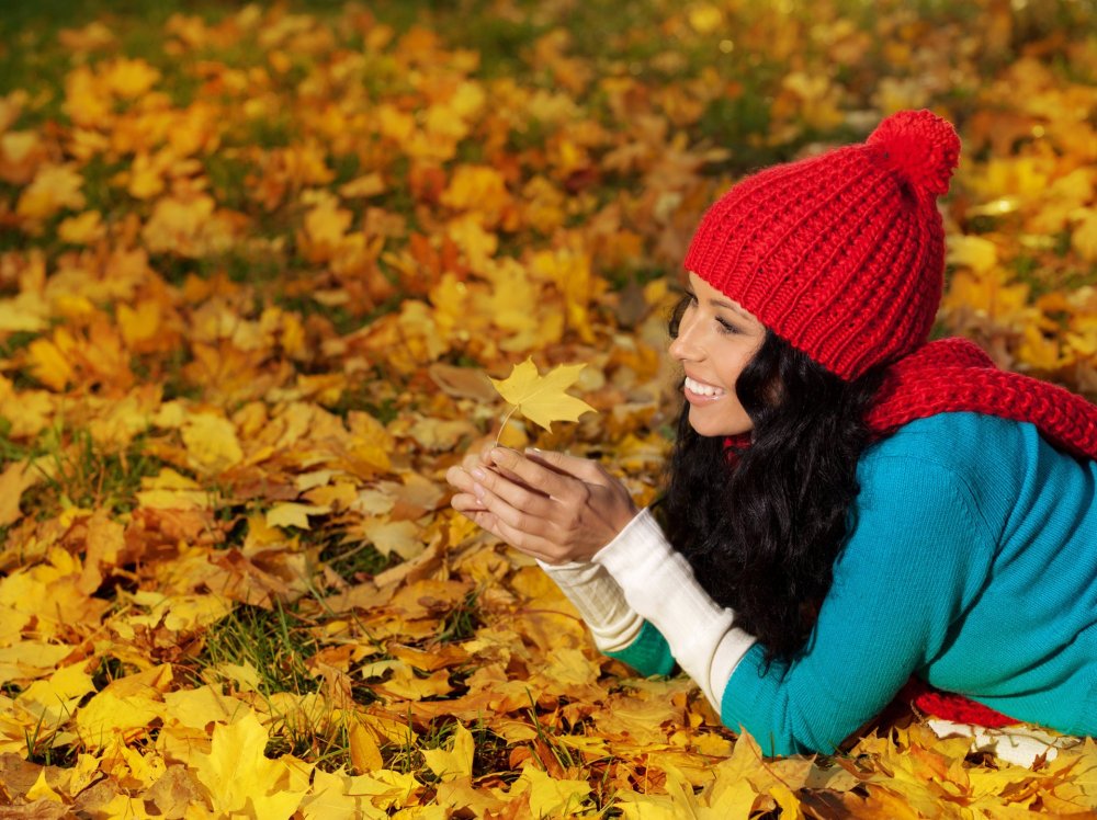 Девушка в листьях осенью