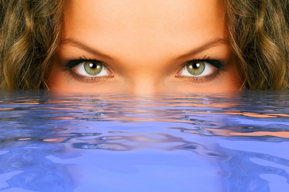 Женские глаза океан