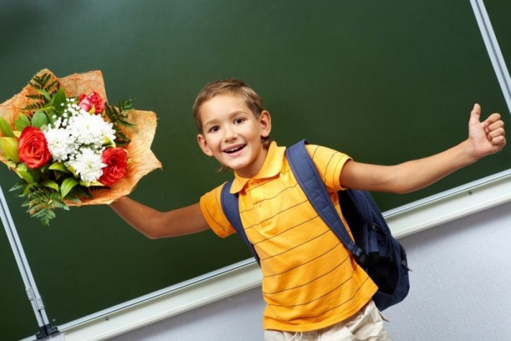 Школьник с цветами