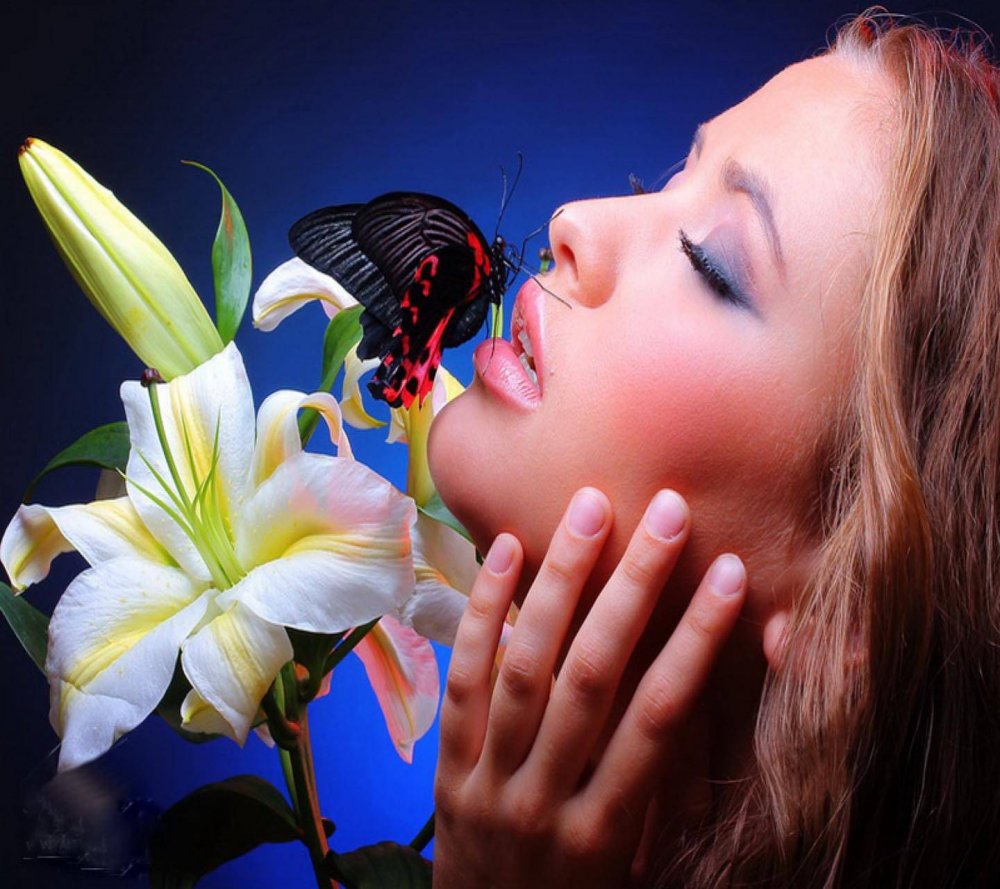 Девушка с бабочкой на руке