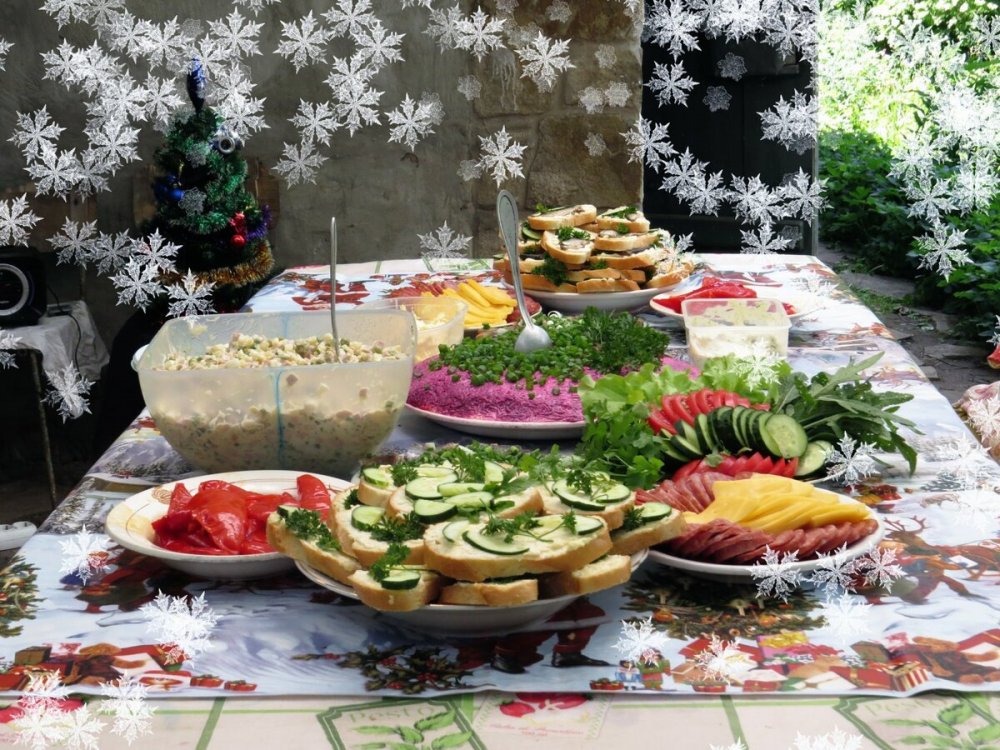 Стильный новогодний стол с едой