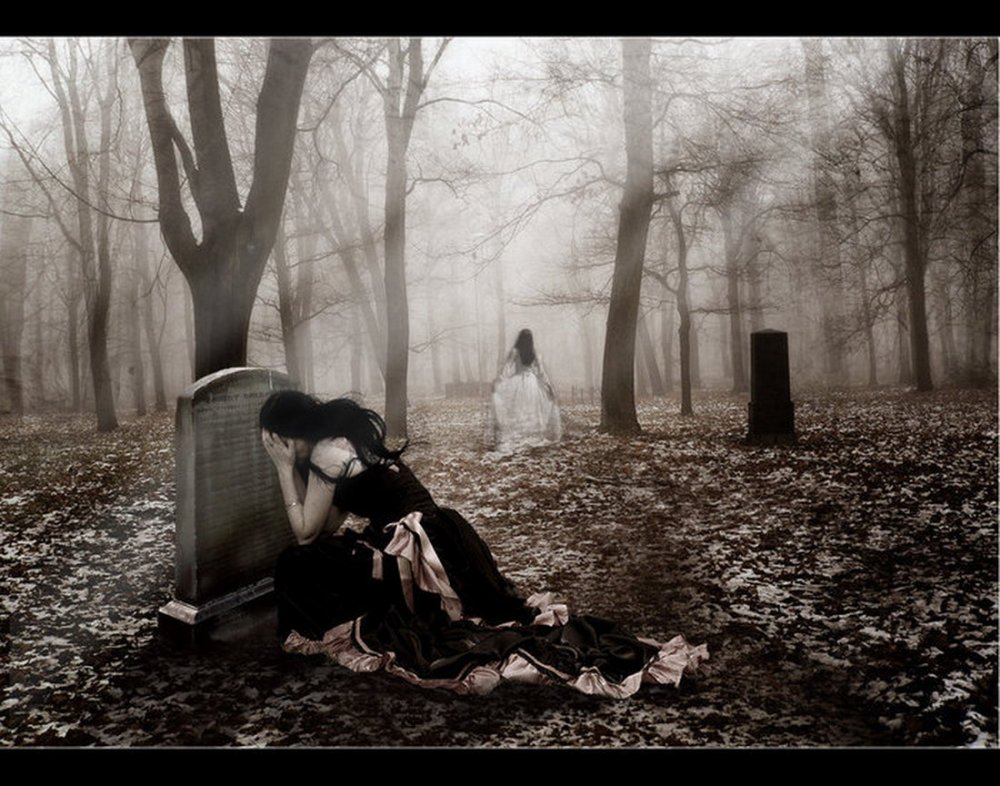 Девушка плачет на кладбище