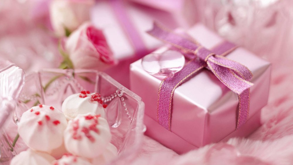 Красивый розовый подарок