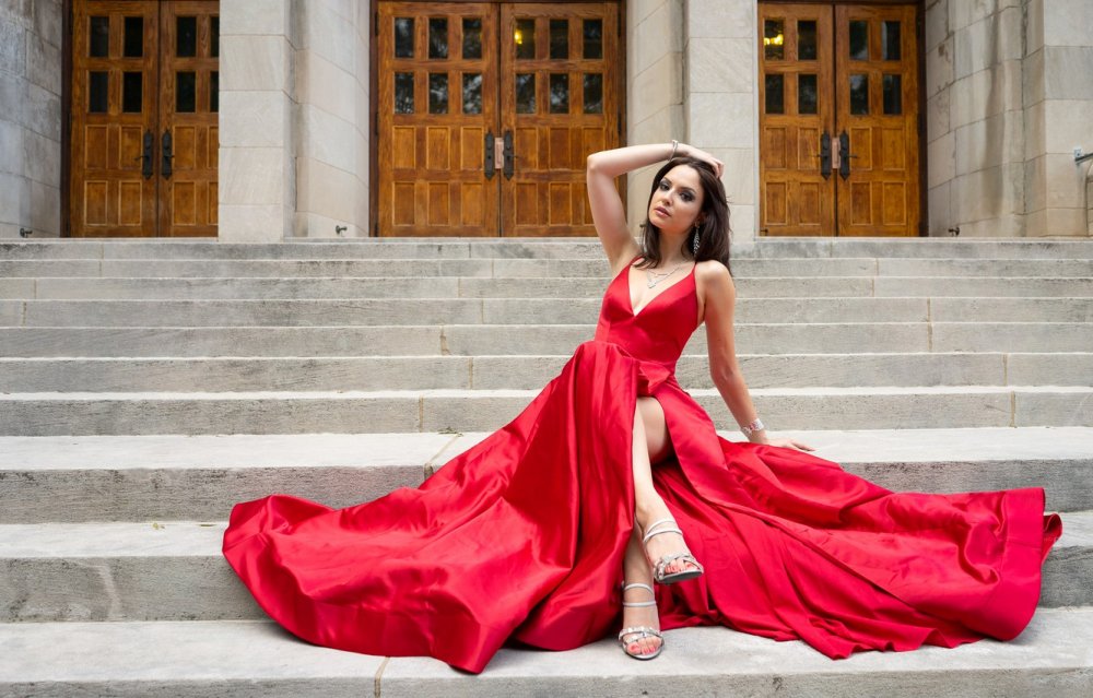 Модель в Красном платье