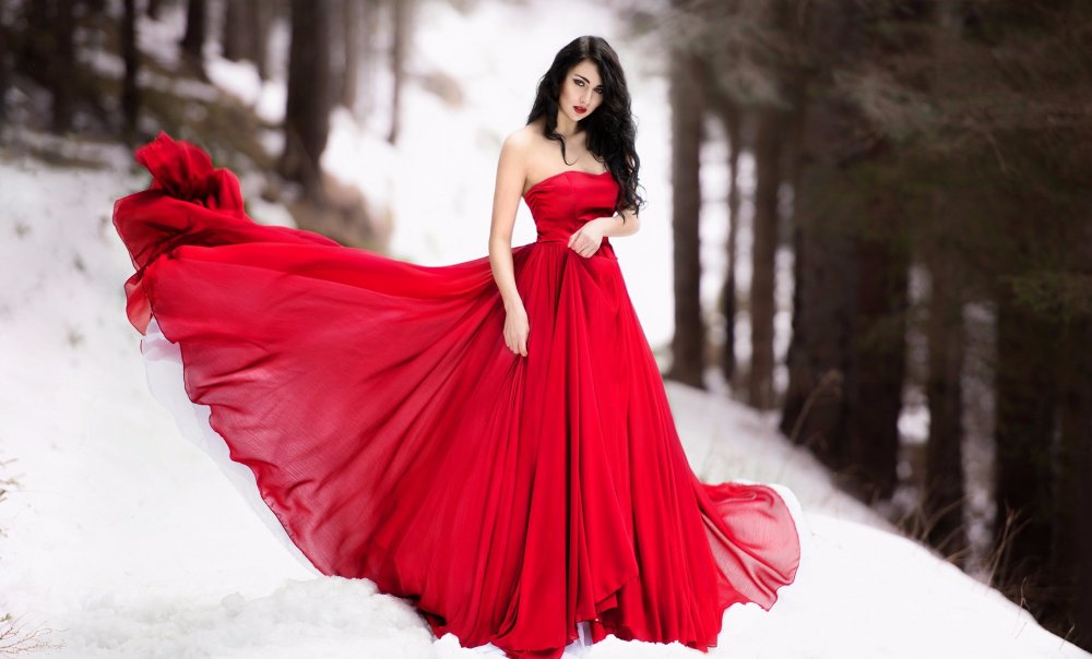 Брюнетка в Красном платье