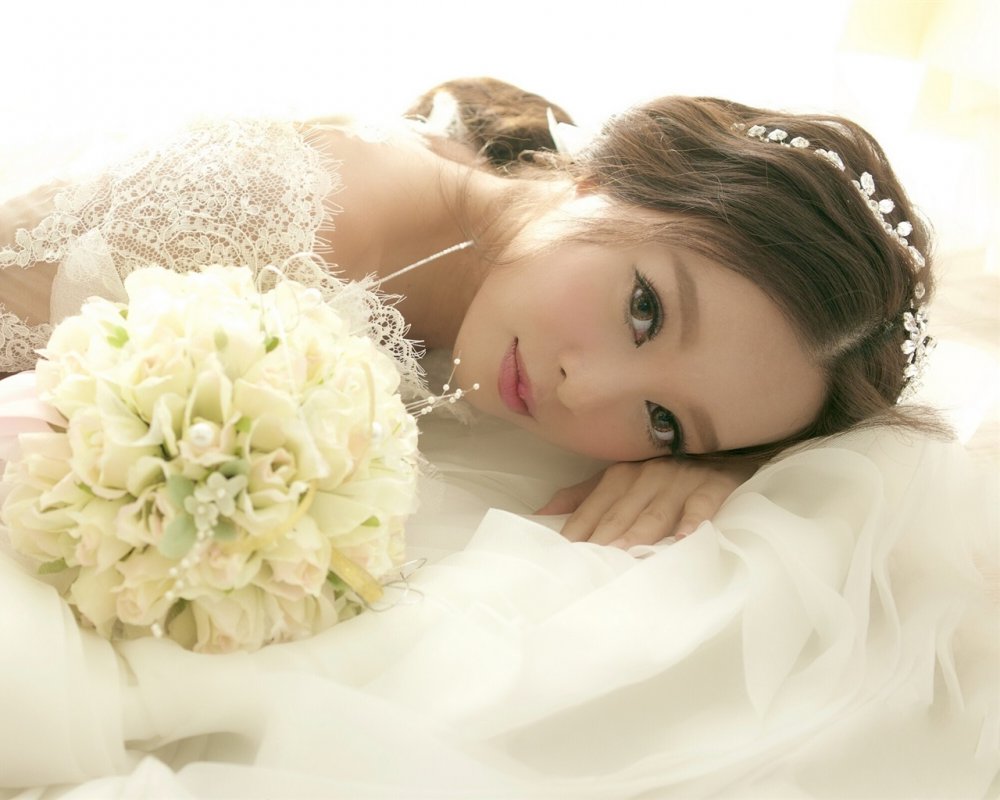 Красивые азиатки в свадебном платье